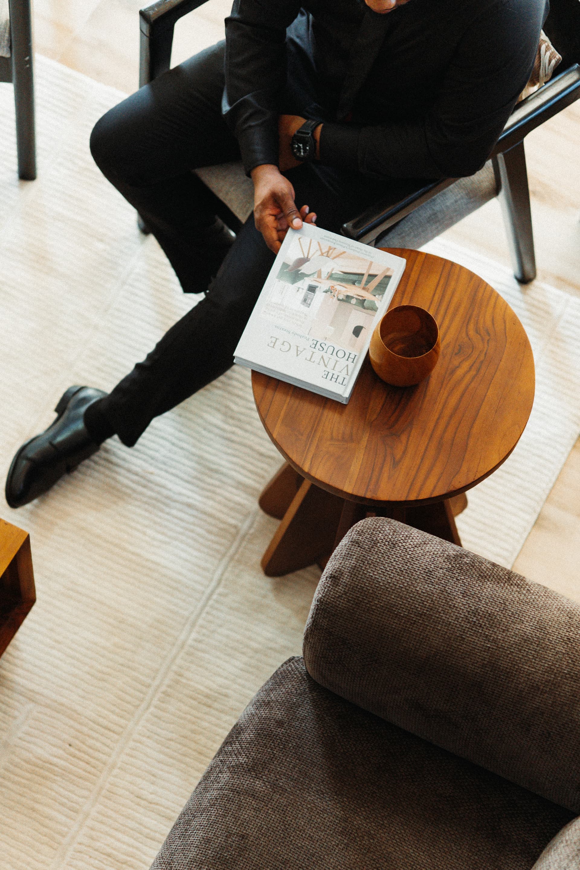 Business traveller relaxing in a Starico Residence lounge